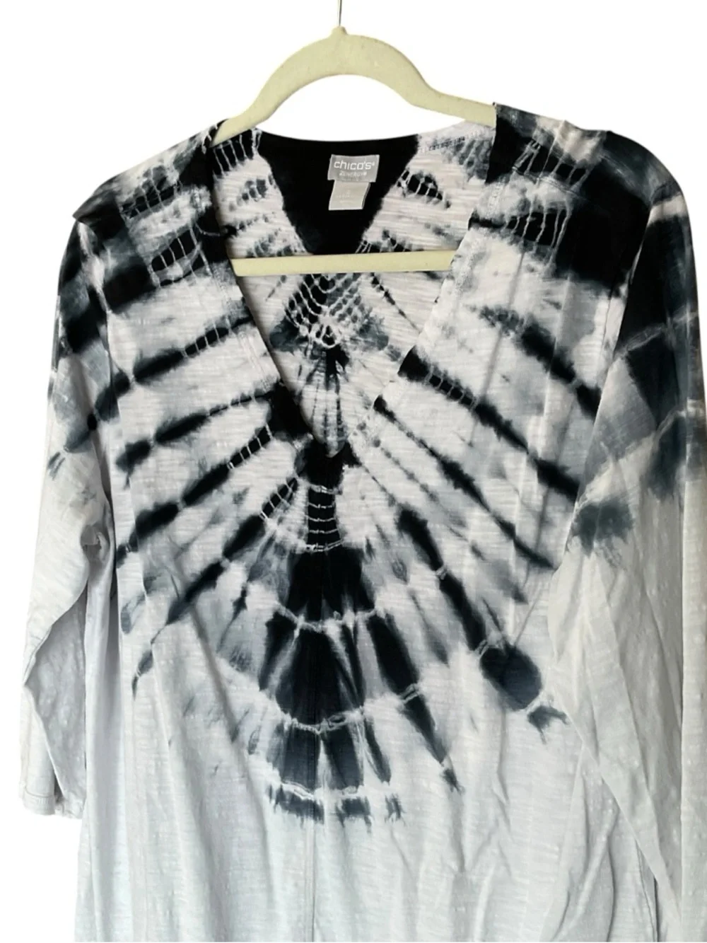 Chico’s Zenergy Tie Dye Tunic Top Black White V-Neck Size 2 (Large) - Picture 2 of 8